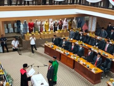 Pengucapan Sumpah Wakil Ketua I DPRD Luwu Timur, Jihadin Peruge pada rapat Paripurna DPRD Luwu Timur di Ruang Paripurna DPRD Luwu Timur, Rabu, (25/06/25). 