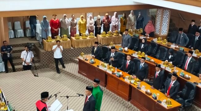 Pengucapan Sumpah Wakil Ketua I DPRD Luwu Timur, Jihadin Peruge pada rapat Paripurna DPRD Luwu Timur di Ruang Paripurna DPRD Luwu Timur, Rabu, (25/06/25). 