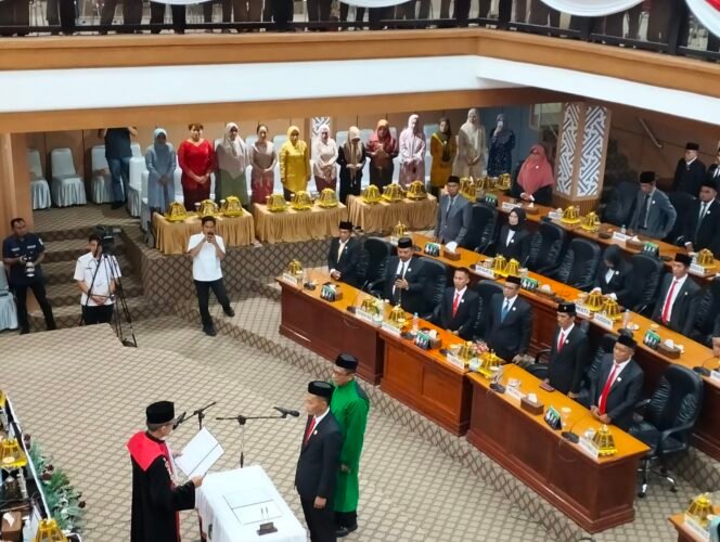 
					Pengucapan Sumpah Wakil Ketua I DPRD Luwu Timur, Jihadin Peruge pada rapat Paripurna DPRD Luwu Timur di Ruang Paripurna DPRD Luwu Timur, Rabu, (25/06/25). 