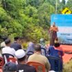 Dewan Adat XII Kedatuan Luwu, Andi Suriadi menyampaikan sambutan saat pemasangan patok lahan PT kitlt di Desa Harapan, Kecamatan Malili, Jumat (27/06/25)