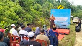 Dewan Adat XII Kedatuan Luwu, Andi Suriadi menyampaikan sambutan saat pemasangan patok lahan PT kitlt di Desa Harapan, Kecamatan Malili, Jumat (27/06/25)