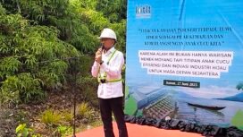 Komisaris Utama PT kitlt, Rano Arna Ordejan memberikan sambutan pada kegiatan pemasangan patok lahan di Desa Harapan, Kecamatan Malili, Jumat, (27/06/25)