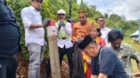 Manager Eksternal PT Kitlt, Ancong Taruna Negara (pegang patok). Pemasangan patok lahan ini menandai kegiatan PT Kitlt, Jum'at (27/06/25).