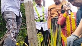 Pemasangan patok lahan PT kitlt yang disaksikan Kepala Desa Harapan, Mustakim (peci hitam), Dewan Adat XII Kedatuan Luwu, Andi Suriadi (baju adat, tengah), Perwakilan Anak Suku Adat, Mama Nurma Joni Patabi (kedua kanan), bersama Komisaris Utama PT kitlt, Rano Arna (kedua kiri).