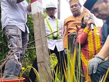 Pemasangan patok lahan PT kitlt yang disaksikan Kepala Desa Harapan, Mustakim (peci hitam), Dewan Adat XII Kedatuan Luwu, Andi Suriadi (baju adat, tengah), Perwakilan Anak Suku Adat, Mama Nurma Joni Patabi (kedua kanan), bersama Komisaris Utama PT kitlt, Rano Arna (kedua kiri).