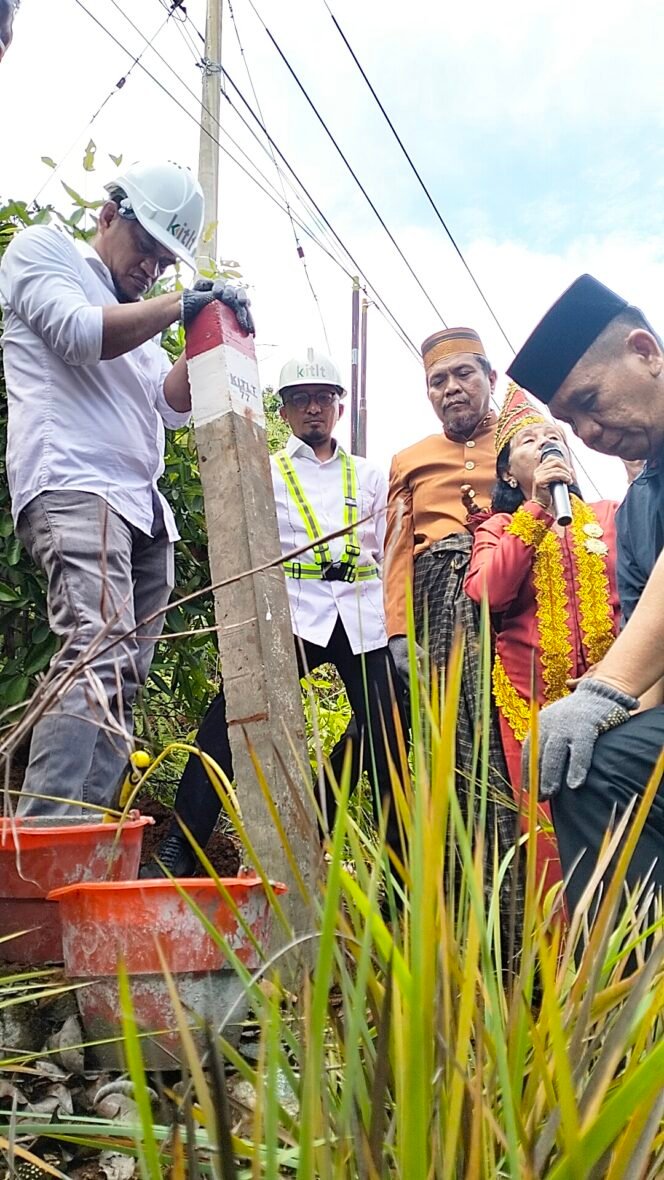 
					Pemasangan patok lahan PT kitlt yang disaksikan Kepala Desa Harapan, Mustakim (peci hitam), Dewan Adat XII Kedatuan Luwu, Andi Suriadi (baju adat, tengah), Perwakilan Anak Suku Adat, Mama Nurma Joni Patabi (kedua kanan), bersama Komisaris Utama PT kitlt, Rano Arna (kedua kiri).