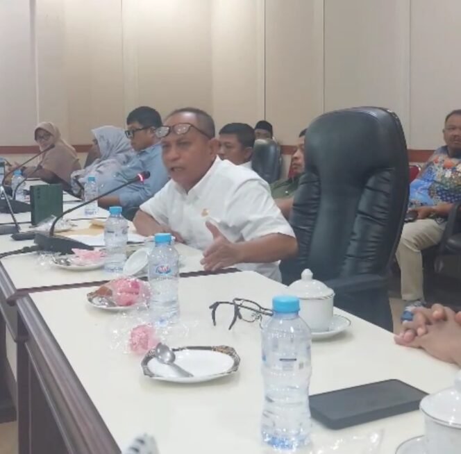 
					HM Siddiq memperjuangkan haknya pada rapat Bamus DPRD Lutim, Senin, (02/06/25)