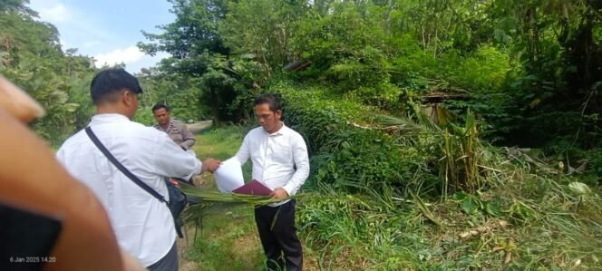 
					Penyidik Kepolisian Polres Luwu Timur melakukan olah TKP di Pakumanu, Dusun Balambano, Desa Balambano, Kecamatan Wasuponda empat bulan lalu. (Ist)