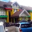 Suasana parkiran di RSUD I Lagaligo Wotu. Kondisi ini masih ada pihak ketiga yang menjaga parkiran. (Ist)