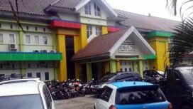 Suasana parkiran di RSUD I Lagaligo Wotu. Kondisi ini masih ada pihak ketiga yang menjaga parkiran. (Ist)