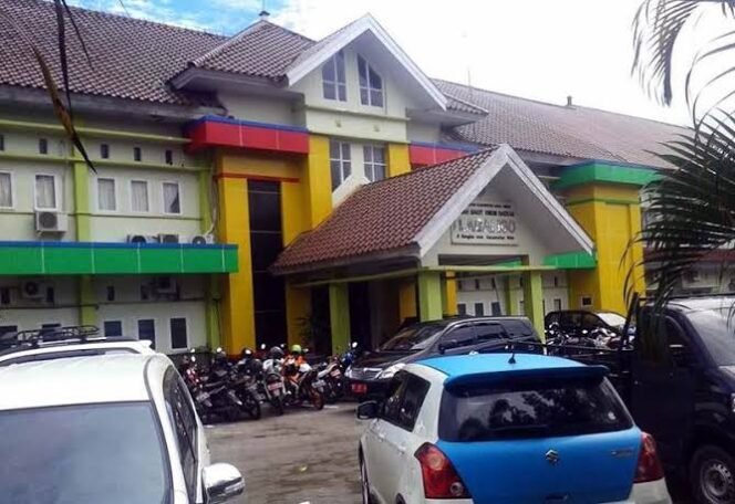 
					Suasana parkiran di RSUD I Lagaligo Wotu. Kondisi ini masih ada pihak ketiga yang menjaga parkiran. (Ist)