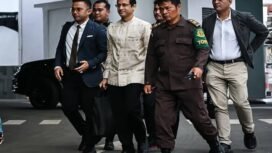Nadiem Makarim penuhi panggilan Kejagung. Ia datang didampingi kuasa hukumnya, Senin (23/06/25). Foto (Espos.id)