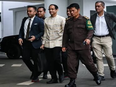 Nadiem Makarim penuhi panggilan Kejagung. Ia datang didampingi kuasa hukumnya, Senin (23/06/25). Foto (Espos.id)
