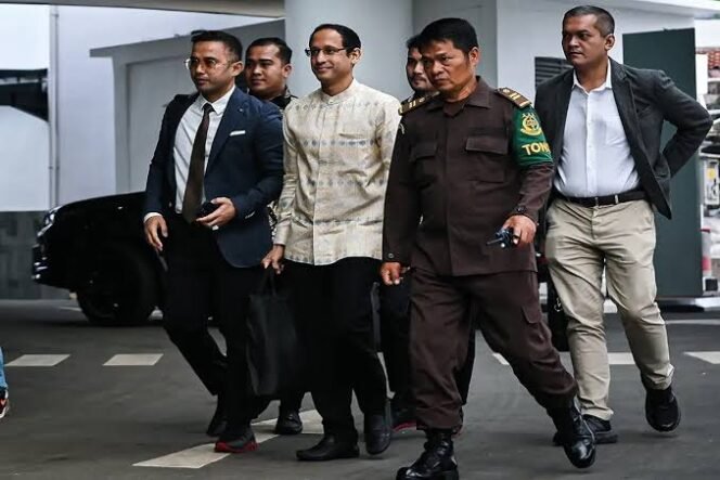 
					Nadiem Makarim penuhi panggilan Kejagung. Ia datang didampingi kuasa hukumnya, Senin (23/06/25). Foto (Espos.id)