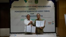 Bupati Luwu Timur, Irwan Bachri Syam (kiri) bersama Plt CEO PT Vale Indonesia, Bernardus Irmanto (kanan) melakukan penandatanganan MoU terkait perubahan skema projek PT Vale dengan memprioritaskan kontraktor lokal Luwu Timur di Jakarta, Selasa (02/06/25)