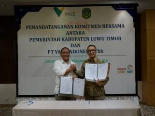 Bupati Luwu Timur, Irwan Bachri Syam (kiri) bersama Plt CEO PT Vale Indonesia, Bernardus Irmanto (kanan) melakukan penandatanganan MoU terkait perubahan skema projek PT Vale dengan memprioritaskan kontraktor lokal Luwu Timur di Jakarta, Selasa (02/06/25)