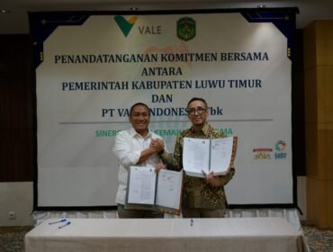 Bupati Luwu Timur, Irwan Bachri Syam (kiri) bersama Plt CEO PT Vale Indonesia, Bernardus Irmanto (kanan) melakukan penandatanganan MoU terkait perubahan skema projek PT Vale dengan memprioritaskan kontraktor lokal Luwu Timur di Jakarta, Selasa (02/06/25)