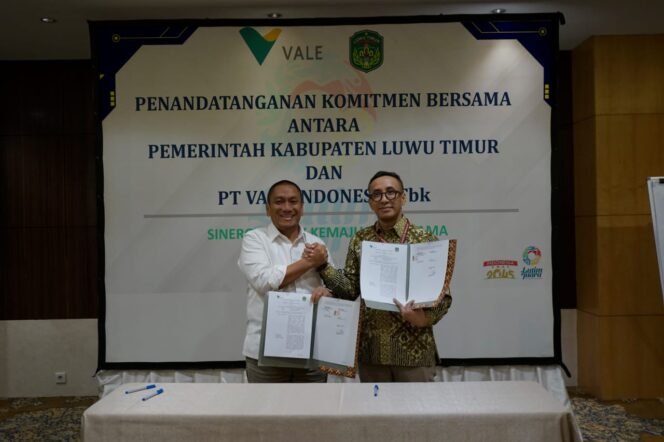 
					Bupati Luwu Timur, Irwan Bachri Syam (kiri) bersama Plt CEO PT Vale Indonesia, Bernardus Irmanto (kanan) melakukan penandatanganan MoU terkait perubahan skema projek PT Vale dengan memprioritaskan kontraktor lokal Luwu Timur di Jakarta, Selasa (02/06/25)