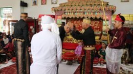 Datu Luwu Ke 40, Andi Maradang Mackulau Opu To Bau (kanan,) memasangkan songkok recca kepada Andi Hatta Marakarma di istana Kedatuan Luwu, Palopo, Senin, (06/07/25).