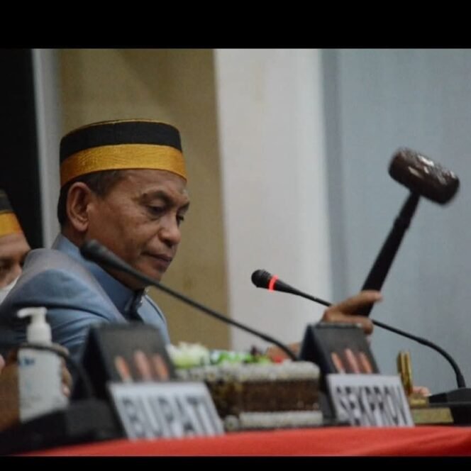 
					HM Siddiq BM saat memimpin rapat beberapa waktu lalu.