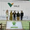 Direktur Eksternal PT Vale Indonesia, Endra Kusuma (tengah) menerima dua penghargaan dari AREA di Bangkok, (27/06/25)