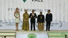 Direktur Eksternal PT Vale Indonesia, Endra Kusuma (tengah) menerima dua penghargaan dari AREA di Bangkok, (27/06/25)