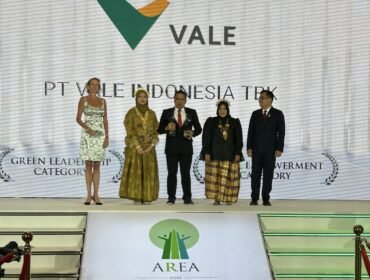 Direktur Eksternal PT Vale Indonesia, Endra Kusuma (tengah) menerima dua penghargaan dari AREA di Bangkok, (27/06/25)