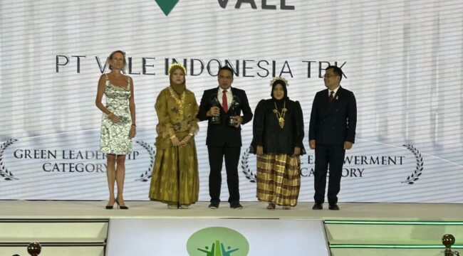 Direktur Eksternal PT Vale Indonesia, Endra Kusuma (tengah) menerima dua penghargaan dari AREA di Bangkok, (27/06/25)