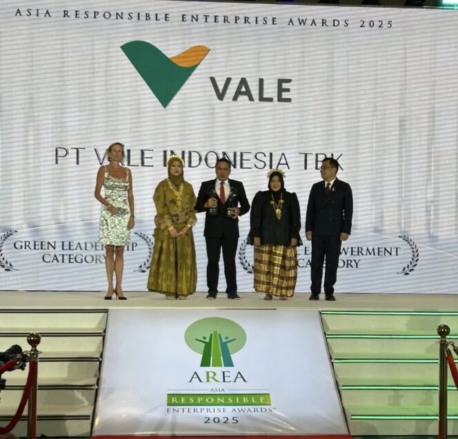 
					Direktur Eksternal PT Vale Indonesia, Endra Kusuma (tengah) menerima dua penghargaan dari AREA di Bangkok, (27/06/25)