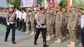 Wakapolres Luwu Timur, Kompol Hajriadi mengecek kesiapan pasukan dalam rangka operasi Pallawa 2025 di Halaman Mapolres Luwu Timur, Senin, (14/07/25).