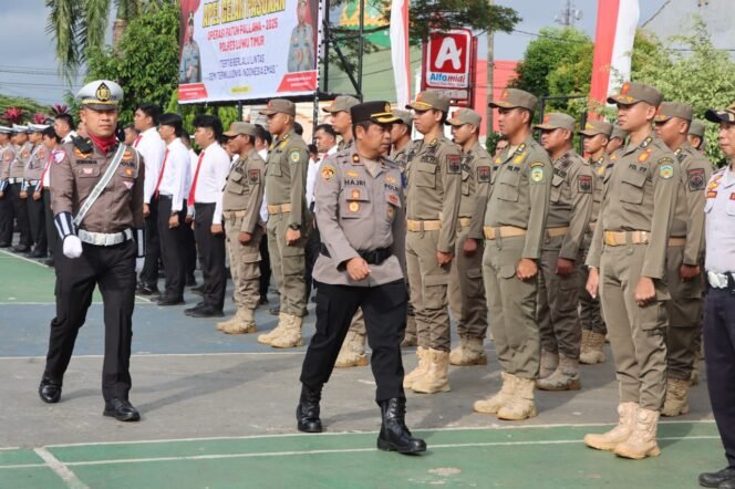 
					Wakapolres Luwu Timur, Kompol Hajriadi mengecek kesiapan pasukan dalam rangka operasi Pallawa 2025 di Halaman Mapolres Luwu Timur, Senin, (14/07/25).