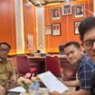 Kedua putra HM Siddiq BM menyerahkan surat dari tim pengacara ke DPRD Lutim. Surat ini diterima Sekwan DPRD Lutim, Aswan Azis, Senin (14/07/25).