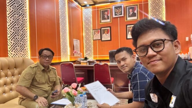 
					Kedua putra HM Siddiq BM menyerahkan surat dari tim pengacara ke DPRD Lutim. Surat ini diterima Sekwan DPRD Lutim, Aswan Azis, Senin (14/07/25).