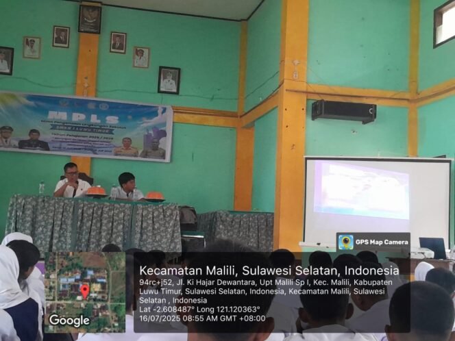 
					Kasat Narkoba Polres Luwu Timur, AKP Nasruddin (kiri) menyampaikan materi bahaya narkoba di SMKN 1 Malili, Rabu, (16/07/25).