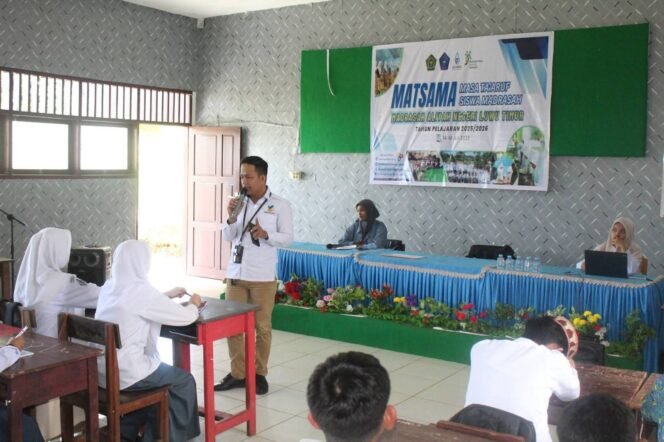 
					Pekerja Sosial Kementerian Sosial RI, Arbin bahas upaya pencegahan bullying di hadapan siswa siswi dalam rangkaian Masa Ta’aruf Siswa Madrasah (MATSAMA) tahun ajaran 2025/2026 berlangsung di lingkungan MAN Luwu Timur, Rabu (16/7/2025).
