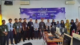 Kepala Cabang Dinas Pendidikan Wilayah XII, Ismail (delapan dari kanan) berfoto bersama peserta pelatihan koding dan KA.