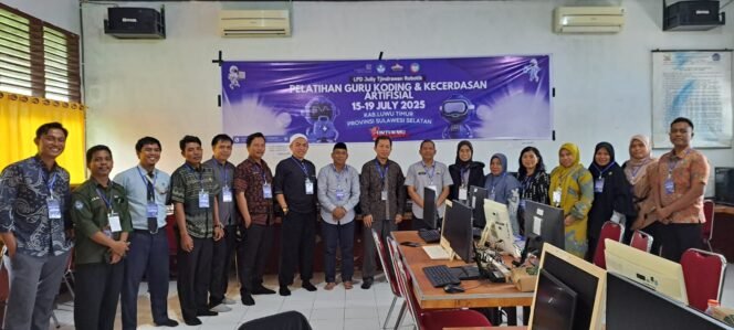 
					Kepala Cabang Dinas Pendidikan Wilayah XII, Ismail (delapan dari kanan) berfoto bersama peserta pelatihan koding dan KA.