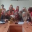 Petugas Kebersihan antri untuk menerima uang lembur dari UPTD DLH Kabupaten Luwu Timur, Selasa, (22/07/25)