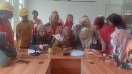 Petugas Kebersihan antri untuk menerima uang lembur dari UPTD DLH Kabupaten Luwu Timur, Selasa, (22/07/25)