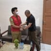 Penyidik Tipidsus Kejaksaan Negeri Luwu Timur memborgol tangan Kepala Desa Balai Kembang , Aswan Musa (rompi merah), Selasa malam, (22/07/25)