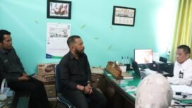 Anggota Bawaslu Lutim, Sulkifli (baju hitam) berkoordinasi dengan Kemenag Kabupaten Luwu Timur, Senin, (21/07/25)