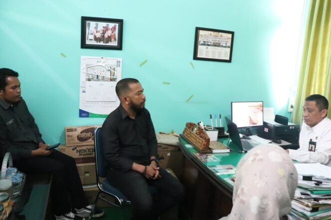 
					Anggota Bawaslu Lutim, Sulkifli (baju hitam) berkoordinasi dengan Kemenag Kabupaten Luwu Timur, Senin, (21/07/25)
