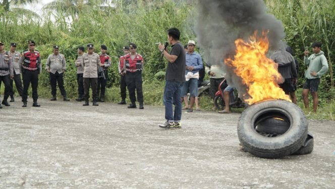 
					Aksi Masyarakat Angkona. Mereka menuntut PT TWP memberikan pesangon ke karyawan yang dipecat. 