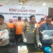Wakapolres Luwu Timur, Kompol Hajriadi (tengah) didampingi Kasat Narkoba Polres Luwu Timur, AKP Nasruddin (kanan) dan Kabag Ops Polres Luwu Timur, AKP Andi Yusuf (kiri) melakukan konferensi pers pengungkapan kasus narkoba di Aula Tribarata Polres Luwu Timur, Kamis, (03/07/25). 