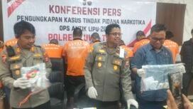 Wakapolres Luwu Timur, Kompol Hajriadi (tengah) didampingi Kasat Narkoba Polres Luwu Timur, AKP Nasruddin (kanan) dan Kabag Ops Polres Luwu Timur, AKP Andi Yusuf (kiri) melakukan konferensi pers pengungkapan kasus narkoba di Aula Tribarata Polres Luwu Timur, Kamis, (03/07/25). 