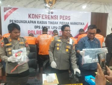 Wakapolres Luwu Timur, Kompol Hajriadi (tengah) didampingi Kasat Narkoba Polres Luwu Timur, AKP Nasruddin (kanan) dan Kabag Ops Polres Luwu Timur, AKP Andi Yusuf (kiri) melakukan konferensi pers pengungkapan kasus narkoba di Aula Tribarata Polres Luwu Timur, Kamis, (03/07/25). 