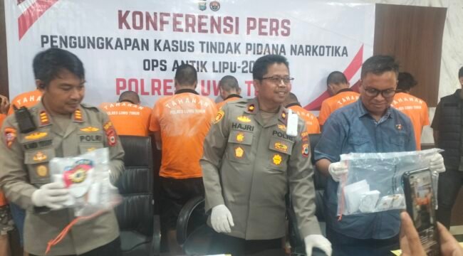 Wakapolres Luwu Timur, Kompol Hajriadi (tengah) didampingi Kasat Narkoba Polres Luwu Timur, AKP Nasruddin (kanan) dan Kabag Ops Polres Luwu Timur, AKP Andi Yusuf (kiri) melakukan konferensi pers pengungkapan kasus narkoba di Aula Tribarata Polres Luwu Timur, Kamis, (03/07/25). 