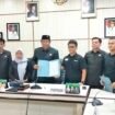 Achmad Mujaddid Siddiq (pakai kaca mata) menyerahkan surat gugatan ke Ketua DPRD Lutim Ober Datte (pegang map) Jum'at, (11/07/25)