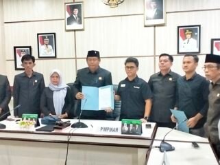 Achmad Mujaddid Siddiq (pakai kaca mata) menyerahkan surat gugatan ke Ketua DPRD Lutim Ober Datte (pegang map) Jum'at, (11/07/25)