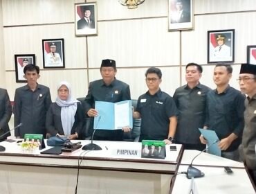 Achmad Mujaddid Siddiq (pakai kaca mata) menyerahkan surat gugatan ke Ketua DPRD Lutim Ober Datte (pegang map) Jum'at, (11/07/25)